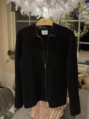 Overshirt  - Säljer denna Overshirt/cardigan från bläck i näst intill nyskick, inköpt förra året—>legat kvar i garderoben! Perfekt för lager på lager och enkel att matcha med skjorta osv. 