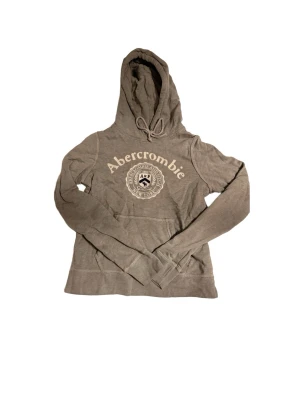 Abercrombie & Fitch Hoodie - ⭕️Finns liknande plagg i min profil⭕️  En schysst hoodie från Abercrombie & Fitch i storlek XS. Kom gärna med frågor eller funderingar, pris kan ofta diskuteras.