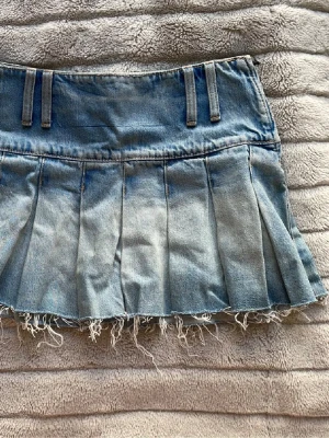 Plisserad jeanskjol från Zara XS - Säljer en ljusblå  jeanskjol från Zara i storlek XS.  Pris kan diskuteras men den är slutsåld. Skriv för fler frågor!