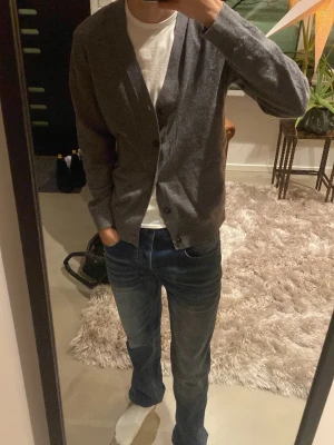 Kashmir cardigan  - Säljer en fet kashmir cardigan från mng till ett schysst pris