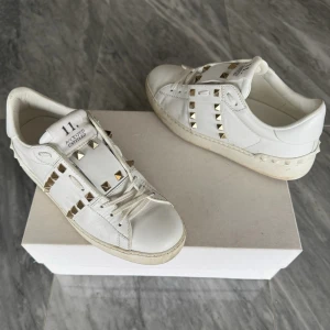 Valentino Rockstud skor  - Valentino Rockstud skor - Skick: Använda fåtal gånger - Tillbehör: Valentino kort - Nypris: 6000kr - TrendWardrobe