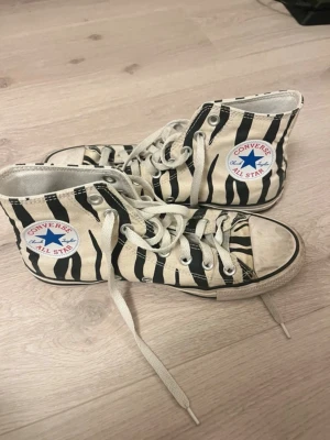 All star converse i zebra! - Skit coola "Converse Chuck Taylor All Star High 'Zebra Stripe" i väldigt fint skick! Säljs knappt längre🩷🩷