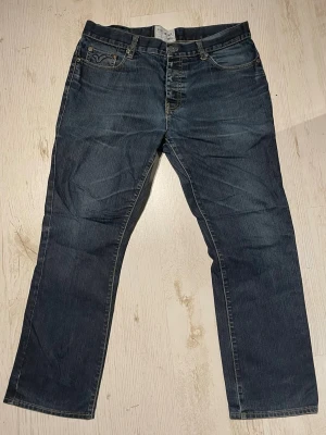 Mörkblå raka jeans från VOI Jeans - Snygga mörkblå jeans från VOI Jeans med raka ben. Se mått på bild 2&3. Skriv för fler frågor. 