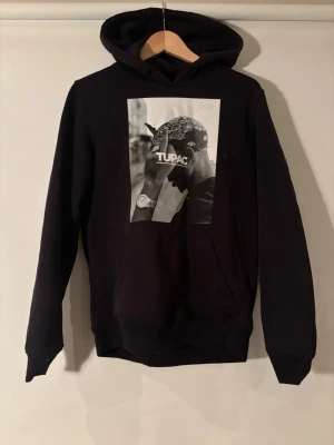 Tupac hoodie - En tupac hoodie med en stor grå vit bild på Tupac 