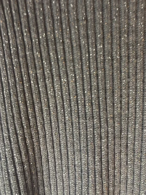 Glittrig ribbad topp från L'espoir - Säljer en snygg glittrig topp från L'espoir i blått. Toppen är ribbad med korta ärmar och rund hals. 