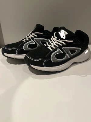 Svarta CD sneakers med vita detaljer - Säljer mina svarta B30 för en bra peng, skriv till mig om ni har frågor eller liknade. Snabb affär=bättre pris🤩