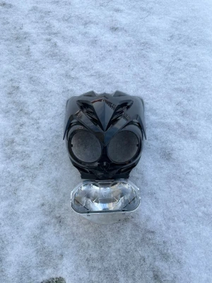 Yamaha slider Framkåpa - Hej, säljer min slider framkåpa då jag har en bcd kåpa som sitter på min egna. Fint skick, inga repor, slitstark och glansig svart lack. Lampan ingår även och samma med den så är den i bra skick. Har du några frågor eller vill ha fler bilder så är det bara att höra av dig. Har även massa motor delar och krasch puckar som är till salu. Finns i Uppsala men kan även skickas😁