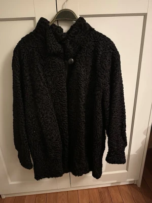 Päls jacka  - Säljer en ”päls jacka” gjort av får och äkta. Jättefint skick med fina knappar. Skulle säga att det är en storlek S/M. 