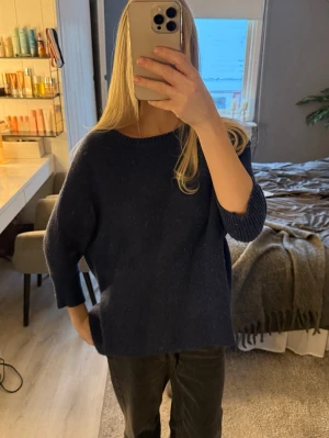 Stickad T-shirt  - Snygg stickad marinblå T-shirt från Cashmere Italy, superfin och väl använd, passar till det mesta, tyvärr är den lite nopprig men går att ta bort med maskin 