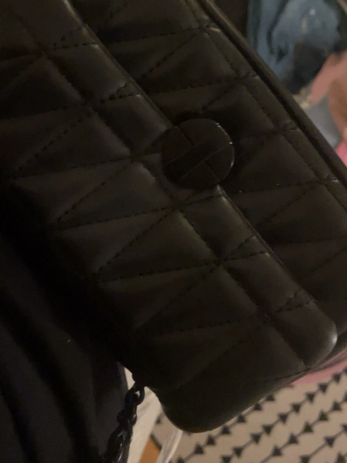 Svart quiltad axelväska med kedja - 1