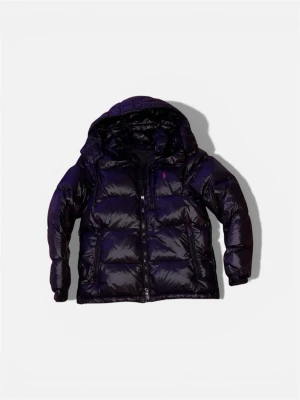 Svart pufferjacka från Polo Ralph Lauren - Säljer en svart pufferjacka från Polo Ralph Lauren med glansig finish och klassisk huva. Jackan har dragkedja framtill, två sidofickor med dragkedja och ikoniska Polo-loggan broderad på bröstet. Perfekt för kalla dagar och riktigt snygg streetstil.