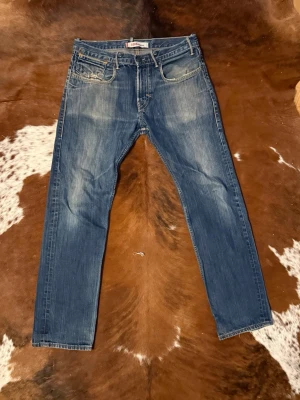 Levis 504 straight - Tjena! Säljer dessa riktigt snygga Levis 504, byxorna sitter straight och har en riktigt schysst tvätt, W32/L32, hör av dig vid funderingar!🙌