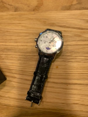 Svart klocka från LIGE - Jättefin klocka från LIGE. Helt ny skick. Priset går att förhandla.