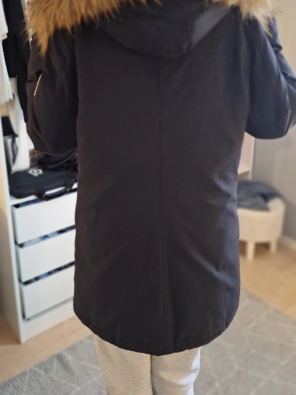 Svart parkasjacka med fuskpäls - 1