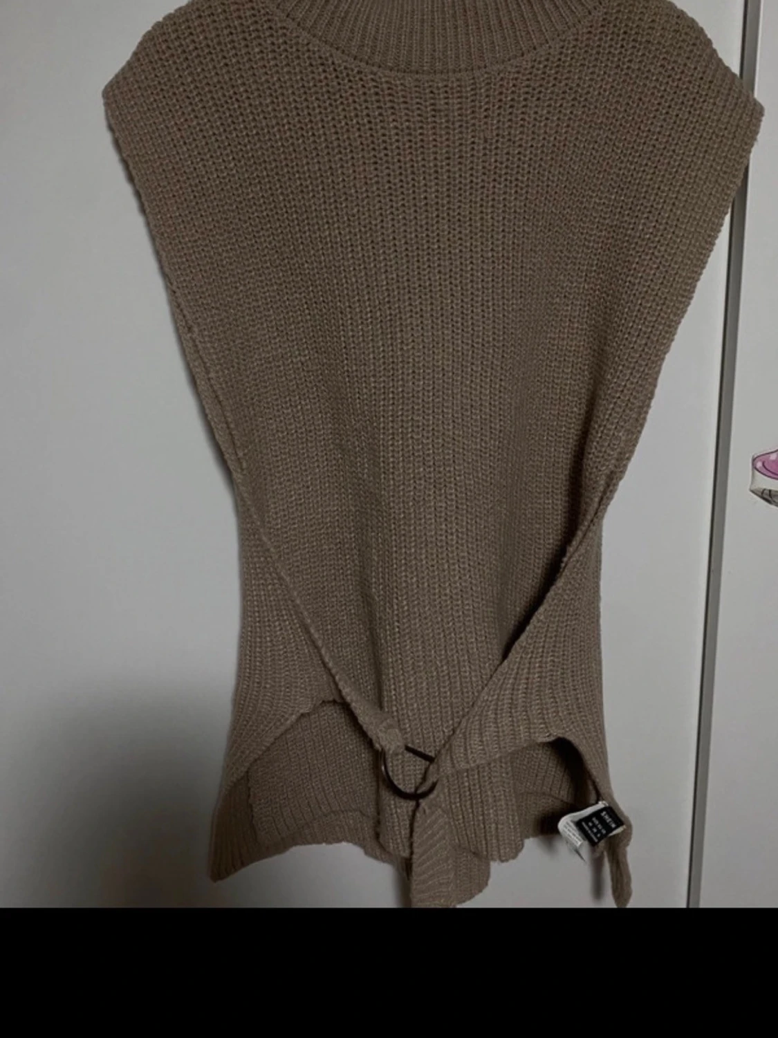 Beige stickad väst med knyt