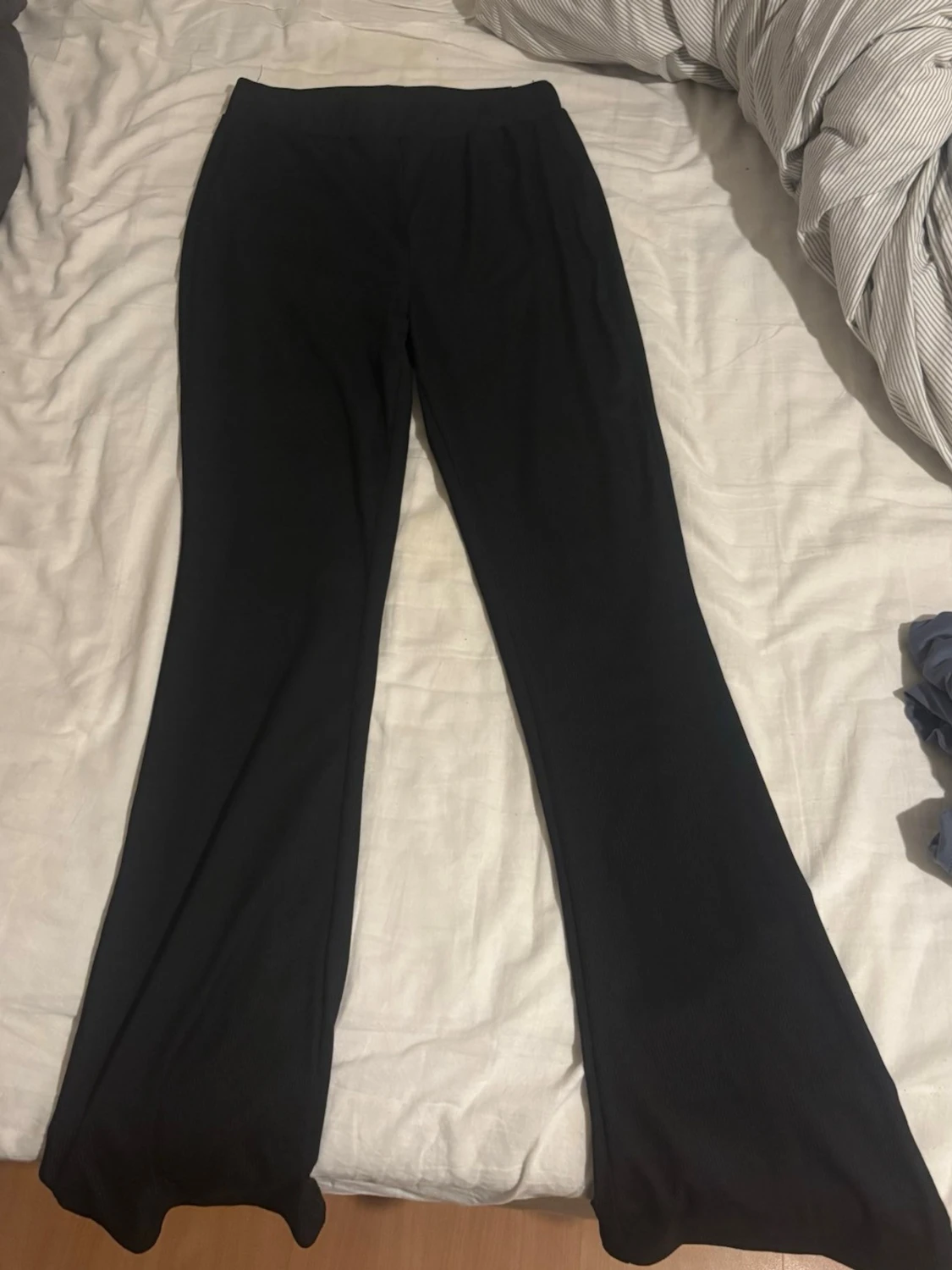 Svarta ribbade byxor 