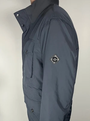 J.Lindeberg field jacket - Säljer en riktigt snygg och trendig J.Lindeberg field jacket i fint skick, storlek L, vid frågor är det bara att skriva //Gramenti