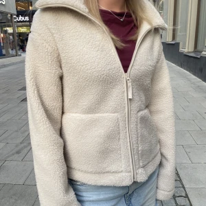 Teddyjacka hm  - Jättefin teddyjacka från hm, slut i M  på hemsidan. Knappt använd🤍