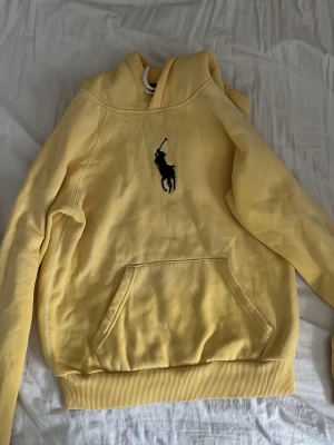 Gul POLO Ralph Lauren hoodie  - En jättefin gul märkes hoodie, lite smutsig på armen men syns inte allt för mycket! Säljer pågrund av den inte används. 💞går att diskutera pris!