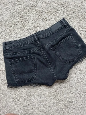 Svarta shorts med spetsdetaljer - Svarta shorts med spetsdetaljer. Omsydda från jeans. Storlek 34/xs/s