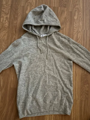 merino ull hoddie - Säljer en riktigt snygg merino ull tröja som är riktigt skön och snygg, den är ganska ny då jag köpte den för några månader sen. Pris kan diskuteras🤝