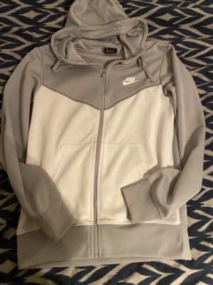 Nike hoodie S - Snygg Nike hoodie i storlek S, kolla gärna in mina andra annonser