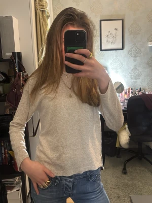 Beige långärmad topp - En enkel och stilren beige långärmad topp i mjukt bomullsmaterial❤️ Modellen är rak med rund halsringning 🥰Kids storlek men funkar som XS/S