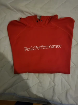 Orange herr tröja storlek S  - Snygg tröja från peak performance i mycket gott skick. Storlek S herr. 