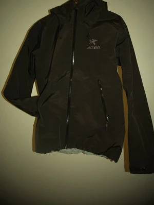Arc terryx vindjacka svart  - • Storlek: M • Skick: mycket fint, inga defekter • Nypris: Ca 8000kr  Hör av dig om du har frågor om plagget eller annat!  Kan skickas direkt 💌 Kika gärna på mina andra annonser – samfrakt går bra!