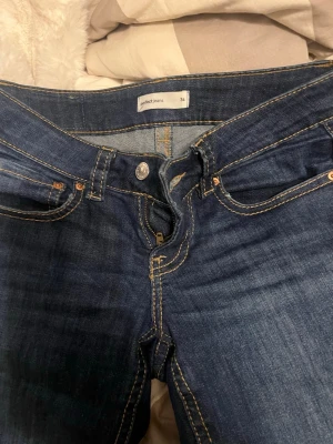 Mörkblå jeans från gina  - perfect jeans från gina, inte så använda inga defekter
