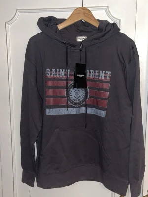Saint Laurent hoodie - Säljer denna helt nya riktigt feta saint Laurent hoodie. Storlek M, passar M och S. Perfekt present till din pojkvän eller syskon, trendig och passar till allt! Skriv för frågor.
