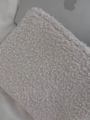 Teddy datafodral - Sååå gulligt Teddy datafodral som får plats med dator,smink och allt du kan tänkas vilja ha med dig❤️från H&M pris kan diskuteras