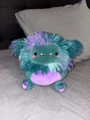 Squishmallow JT Bigfoot - Squishmallow JT Bigfoot💚 Perfekt för samlare eller som mysigt gosedjur! 	•	Storlek: 19 cm 	•	Skick: mycket fint, minimala tecken på användning 	•	Har endast stått i fönsterkarmen 	•	Alla tags/lappar är tyvärr inte kvar  ✨ Pris: 100 kr ✨  Mjuk, squishig och redo för ett nytt hem!💜