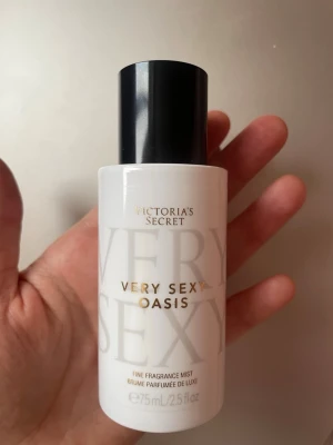 Victoria's Secret Very Sexy Oasis 75ml - Fragrance mist från Victoria's Secret i serien Very Sexy Oasis. Volymen är 75 ml (2.5 fl oz). Perfekt för dig som vill ha en lyxig och fräsch touch i vardagen.