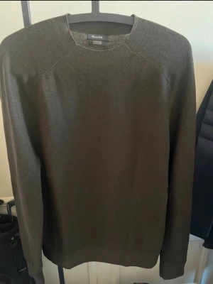 Massimo dutti tröja 100% merinoull - Sprillans ny utan prislapp kvar. Nypris 459kr! Storlek M. 100% merinoull. Perfekt när det är kallare ute!