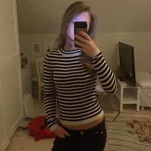 Långärmad randig topp - En långärmad tunn tröja som sitter tajt och är perfekt för en vardaglig stylish look. Den är svart och benvit randig och ribba.💕