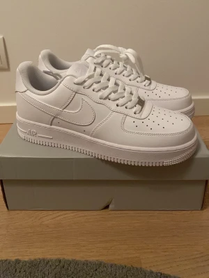 Air Force 1 - Vita Air force 1. Storlek 44. Lådan ingår givetvis. De är helt oanvända, Fraktar oftast samma dag.