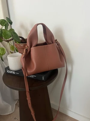 Polène väska! - Säljer nu min Älskade Polène väska!!😭❤️ Sjukt snygg och stilren, Köpt på Vestiaire nu i som somras i färgen Blush. Kom privat för frågor!❤️🤗