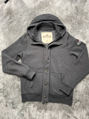 Hollister hoodie - Säljer denna sällsynta och mycket eftertraktade Hollister hoodie | Storlek M | Skick 9/10 | Vid eventuella frågor hör gärna av dig och erbjuder bra pris vid köp av bundle 😁✅