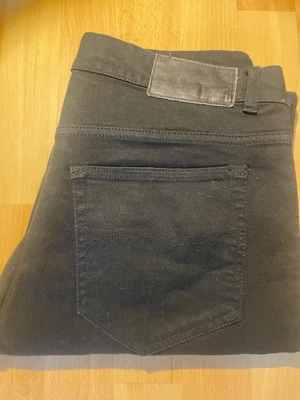 Tiger of sweden - Säljer ett par svarta tiger of sweden, Storlek 31/34 inga fel. Priser är inte hugget i sten. Model 183cm