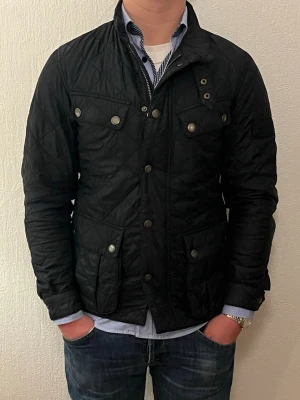 Quiltad jacka - Hej jag säljer en otroligt unik quiltad jacka ifrån Barbour. Väldigt fin navyblå färg perfekt grym passform. För dig som vill hålla dig extra stilig med något varmt undertill. Nypris ≈ 3000kr Mitt pris endast 1099kr. Skick: 9/10 Inga defekter Storlek S. Modellen är 180, väger 78kg. längd:68cm bröstvidd:50cm bottenvidd: 50cm ärmlängd: 60cm. Skriv gärna om du vill ha fler bilder eller har frågor!