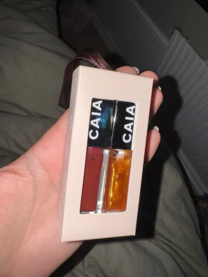 Caia PETITE FÊTE lip oils - Två lip oils från CAIA med festlig glans. Grape ger en bärig transparens, Golden ett subtilt guldskimmer.