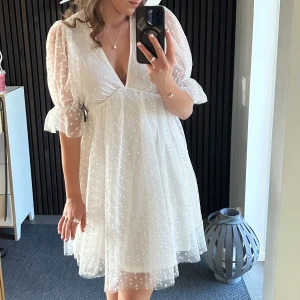 Studentklänning från Gina Tricot - Supersöt studentklänning från Gina Tricot. Helt i nyskick, endast testad ❣️Klänningen är i storlek S. Säljer pga hittat en annan studentklänning 💞Nypris var 699 och säljer för 299 kr. Bara skriv om ni har några frågor 💘