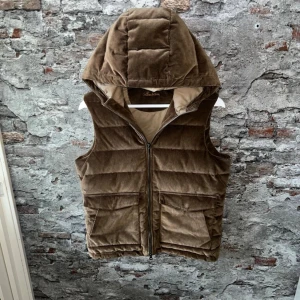 Stenströms väst - Mycket fint skick, inga defekter. Storlek  passar dig som är mellan 175-185cm ungefär. Nypris ca 4000kr. Modellen är 185 cm, 79 kg. Självklart äkta - Kolla bara recensionerna! Passar bra nu till vintern. Skriv för mer information!🤝