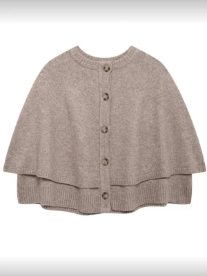 Beige poncho kofta - Poncholiknande kofta i en brunaktig färg. SÅ fin men säljer pågrund av att den inte kommer till användning. Helt perfekt nu i vinter men även till den kommande våren❤️Bara att höra av sig om man vill ha egna bilder!