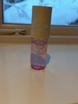 Sol de Janeiro 68 Body Mist - Trendig body mist från Sol de Janeiro med en fräsch vibe. Flaskan visar 'Brazilian Jasmine & Pink Dragonfruit'. Perfekt för dig som vill sticka ut med en unik doft. skulle säga att det är 80 % kvar.