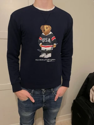 Ralph Lauren Bear tröja - Marinblå Ralph Lauren Bear tröja🐻  Storlek S. Personen på bilden är ca 185cm lång, mått finns på de tre sista bilderna📏  I perfekt skick, inga hål eller liknande✨  Priset går såklart att diskutera så kom med förslag😊  Ny pris~3000kr Mitt pris-799kr🤑