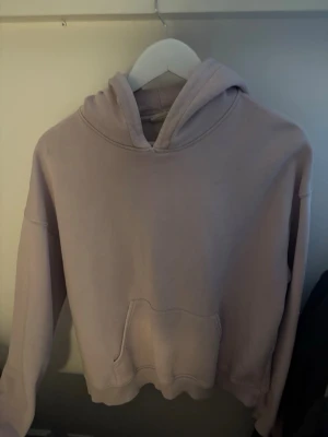 Gina hoodie rosa - Säljer denna hoodie som är från Gina eftersom den sällan kommer till användning, den är i storlek M och är i väldigt bra skick. Kontakta för fler bilder