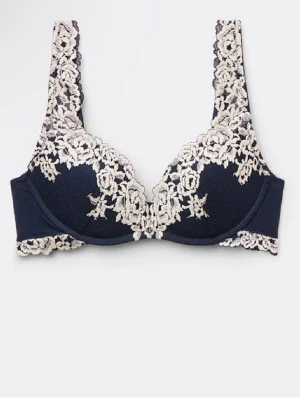 Blå spets-bh med blommigt mönster - Säljer en mörkblå bh med en fin vit spets och blommigt broderi längs kupor och axelband i storleken 70B. Bh:n har justerbara axelband och hakknäppning bak. Modellen heter Superpushup-behå Gioia Pretty Flowers.  Den är i jättebra skick och bara använd några fåtal gånger! Det är bara att skriva om ni vill ha fler bilder! (Säljer då den inte kommer till användning)🩷🩷🩷