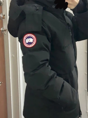 Svart pufferjacka från Canada Goose XS - Säljer min helt nya Canada Goose jacka i storlek XS för män. Den är ALDRIG använd, lappen sitter kvar, och den ar köpt i Marseille, Frankrike för 6000 kr. Jag råkade köpa herrmodellen så den sitter för stort på mig, därför säljer jag den för hälften av priset. Jackan är seriöst NY NY NY.